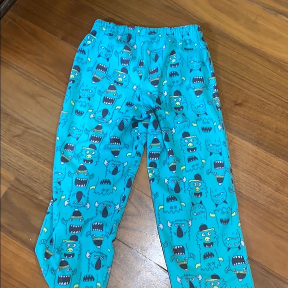 Carter’s fuzzy PJ set size 6 - Picture 4 of 5